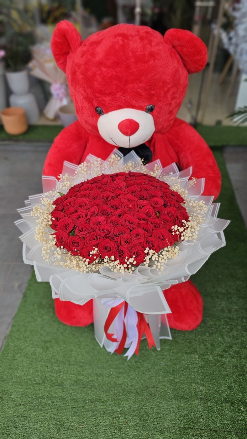 Ours Géant et Roses Rouges