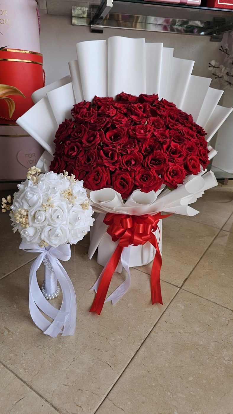 Roses Rouges et Bouquet Perlé