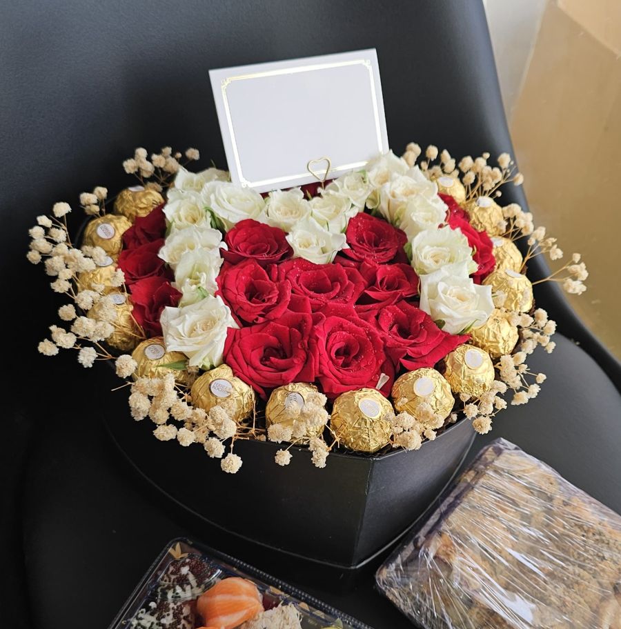 Box Cœur Noir Roses et Ferrero