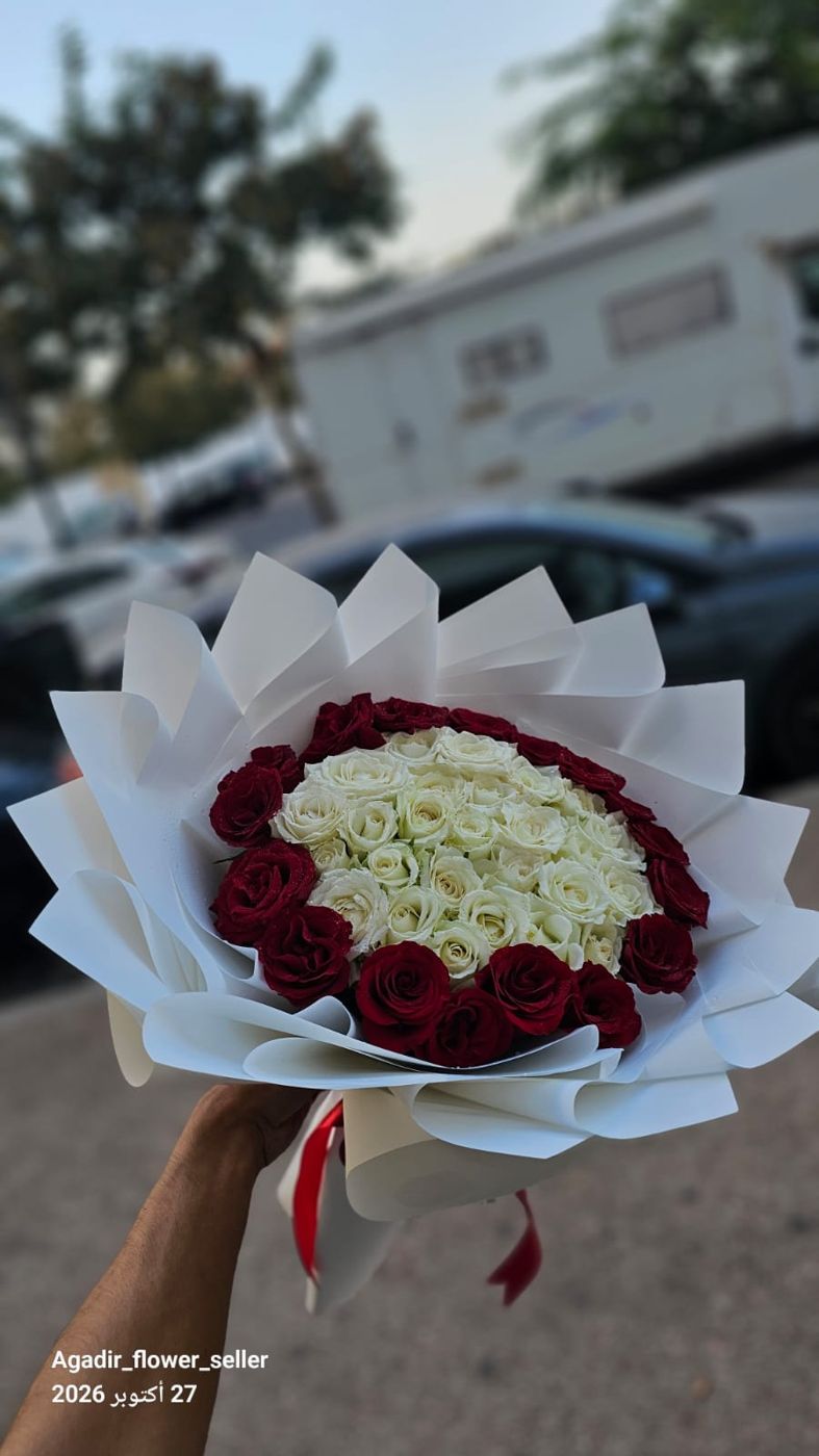 Roses Blanches et Couronne Rouge